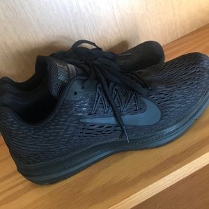 Womens Nike zoom winflo sneakers